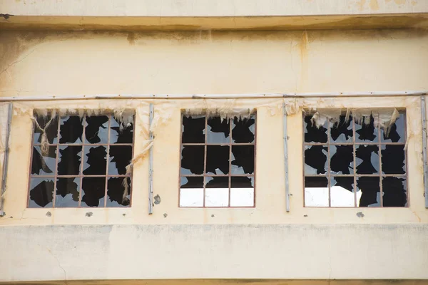 Εγκαταλελειμμένο εργοστάσιο έχουν υποστεί βανδαλισμούς ερείπιο πρόσοψη — Φωτογραφία Αρχείου