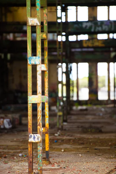 Abandonada ruína industrial vandalizada — Fotografia de Stock