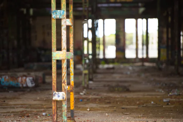 Заброшенные грязные промышленные руины внутри — стоковое фото