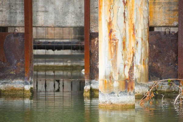 Lago de aguas residuales abandonadas en la fábrica —  Fotos de Stock