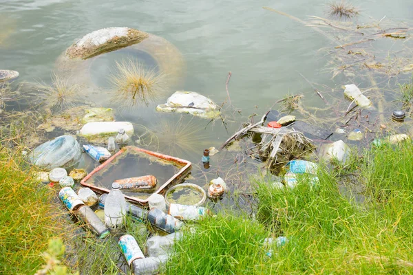 ダンプされたゴミ汚染水 — ストック写真