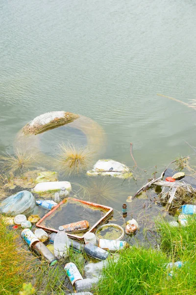 Déchets jetés contaminant l'eau — Photo
