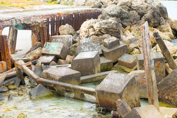 Überreste und Trümmer einer eingestürzten Brücke — Stockfoto