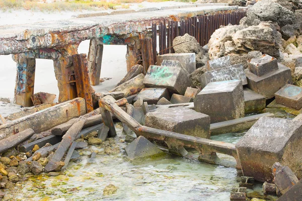 Trümmer und Überreste einer eingestürzten Brücke — Stockfoto