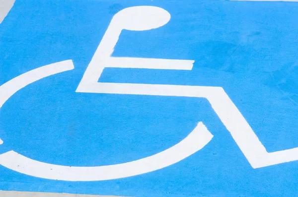 Señal de silla de ruedas en el piso del aparcamiento para discapacitados —  Fotos de Stock
