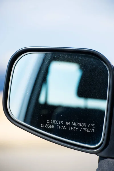 Πίσω προβολή αυτοκινήτου καθρέφτη αντικείμενο προειδοποίηση — Φωτογραφία Αρχείου