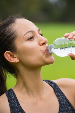 Genç kadın içme suyu egzersiz