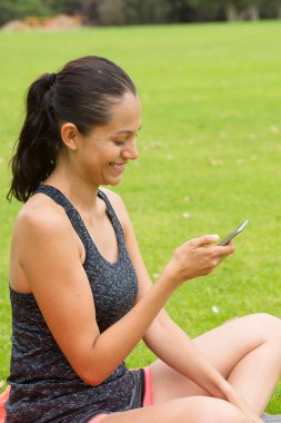 Akıllı telefon açık genç gülümseyen kadın