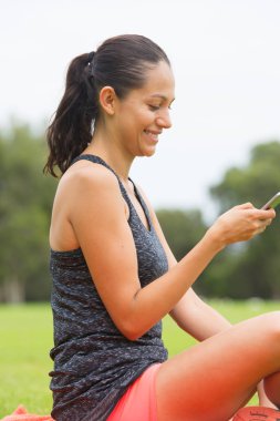 Akıllı telefondan mesaj atan genç aktif kadın.