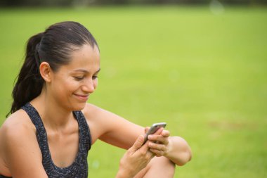 Cep telefonu açık genç aktif kadın