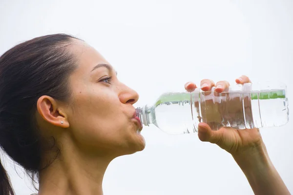 Jovem mulher exercitando água potável — Fotografia de Stock