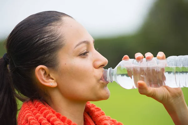 Jeune femme exerçant l'eau potable — Photo