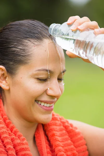 Fiatal aktív nő permetezés vizet, arcon — Stock Fotó