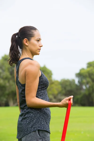 Vertrouwen vrouw stretch fitness band buiten sport — Stockfoto