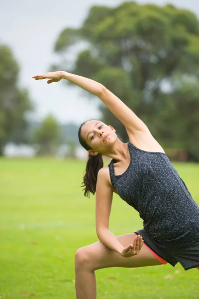 年轻女人放松瑜伽在公园 — 图库照片