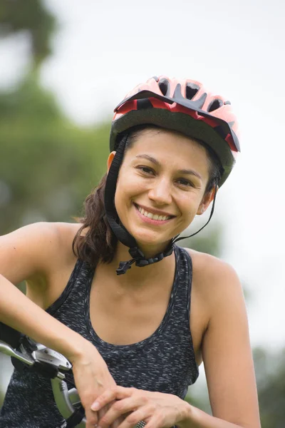 Felice giovane attiva bicicletta donna ritratto all'aperto — Foto Stock