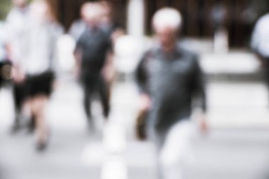 Şehir Merkezi bulanıklık hareket geçerken yol insanlarda