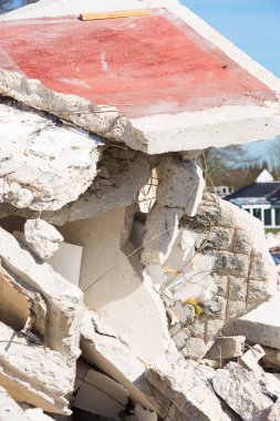 Moloz yığını yakından evi yok etti.