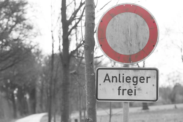 Жителі тільки дорожній знак в сільській місцевості в Німеччині — стокове фото