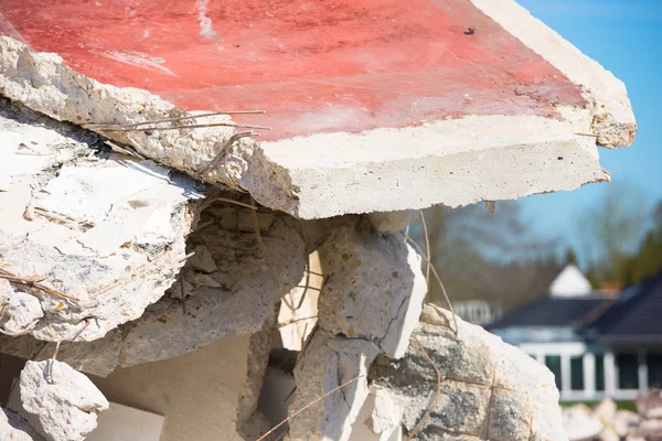 Stäng upp spillrorna lugg rivna hus — Stockfoto