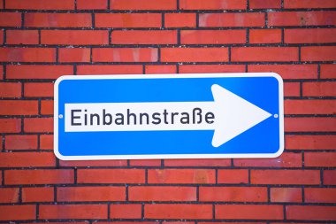 Alman tek yön sokak işaret tuğla duvara