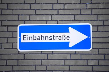 Alman tek yön sokak işaret tuğla duvara