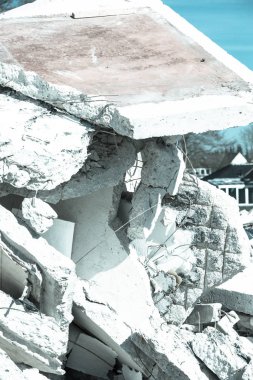 Moloz yığını yakından evi yok etti.