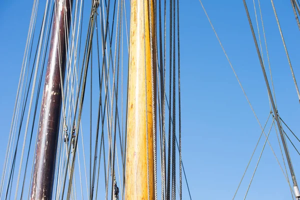 Dřevěný stěžeň, lanoví a lana plachetnice — Stock fotografie