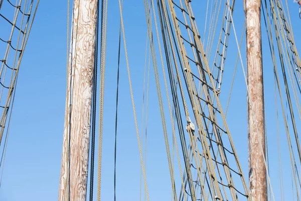 Wooden Mast, Rigging and Ropes of historic sailing boat — Stock Photo, Image