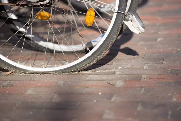 Pneu de bicicleta plana na cidade — Fotografia de Stock