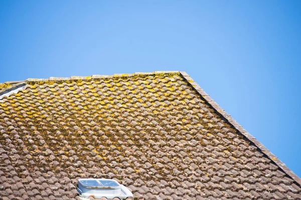 Mossa täckt tak på gamla väderbitna hus — Stockfoto