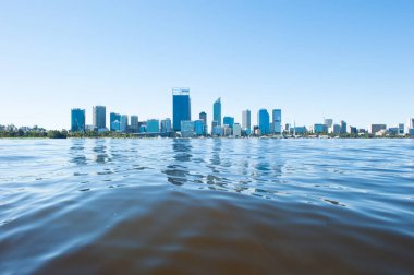 Kuğu nehrin karşısındaki manzarası Perth Avustralya görünümü