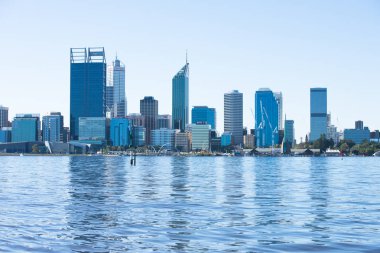 Kuğu nehrin karşısındaki manzarası Perth Avustralya görünümü