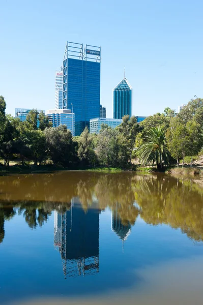 Skyline Perth Austrália com parque paisagístico lago — Fotografia de Stock