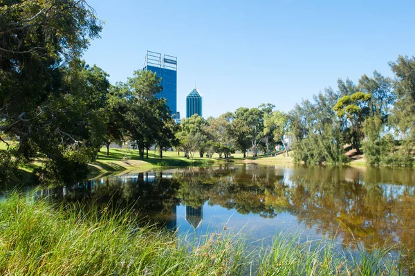 Skyline Perth Australia with scenic park lake — Stock Photo, Image