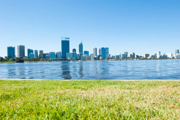 Skyline perth australia Blick über den Schwanenfluss — Stockfoto