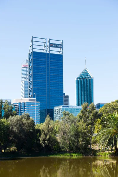 Skyline von Australien mit malerischem Park-See — Stockfoto