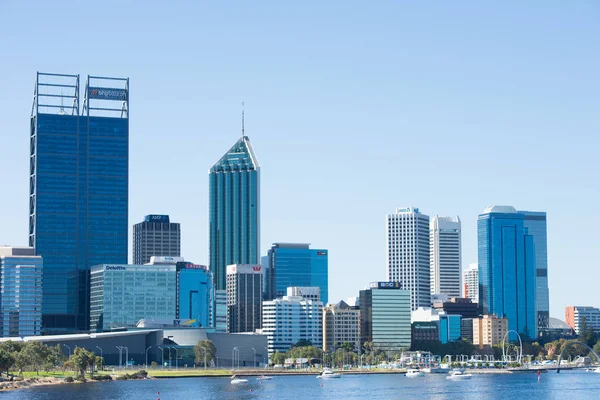 Skyline Perth Austrália veleiros Swan River — Fotografia de Stock