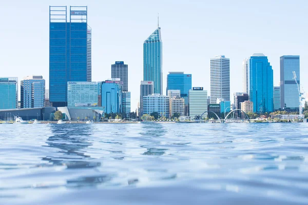 Skyline perth australia Blick über den Schwanenfluss — Stockfoto