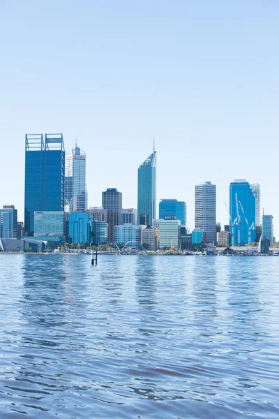 Skyline Perth Austrália vista do outro lado do Swan River — Fotografia de Stock