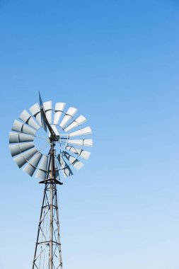 Eski metal su pompası değirmen outback Avustralya