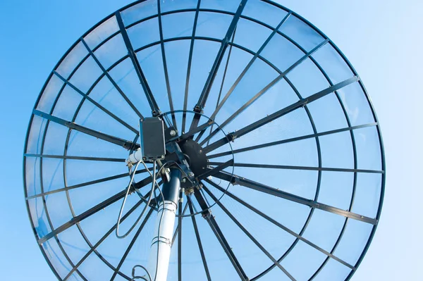 Telecomunicações Antena parabólica céu azul — Fotografia de Stock