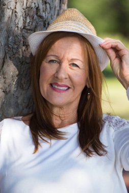 Parkın dışında şapka ile mutlu rahat kadın