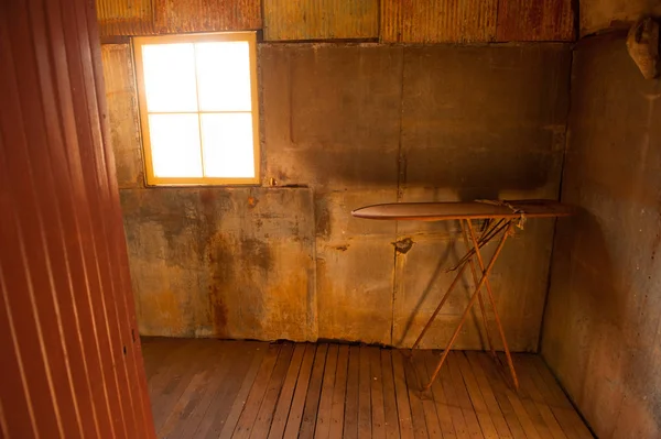 Заброшенная комната с железной доской в старом доме — стоковое фото