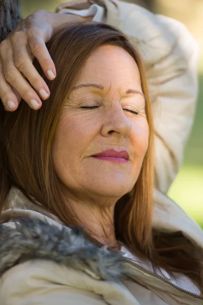 Mujer relajado cerrado ojos parque — Foto de Stock