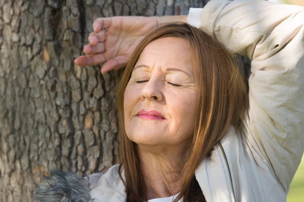 Vrouw ontspannen gesloten ogen buitenshuis — Stockfoto