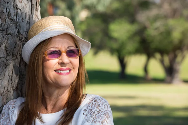 Kvinna solglasögon och hatt solig sommardag — Stockfoto