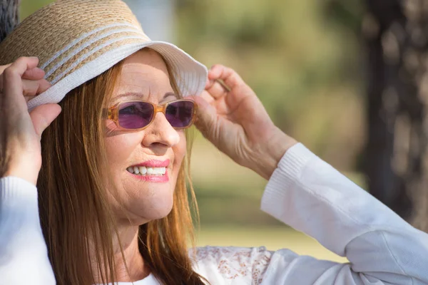 Mulher óculos de sol e chapéu verão dia ensolarado — Fotografia de Stock