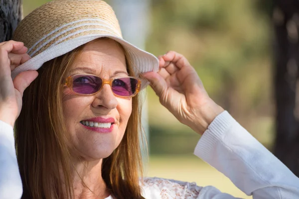 Vrouw zonnebril en hoed zonnige zomerdag — Stockfoto