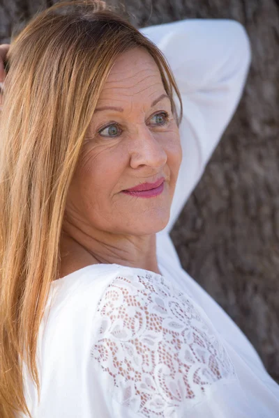 Relajado feliz amigable mujer madura al aire libre — Foto de Stock